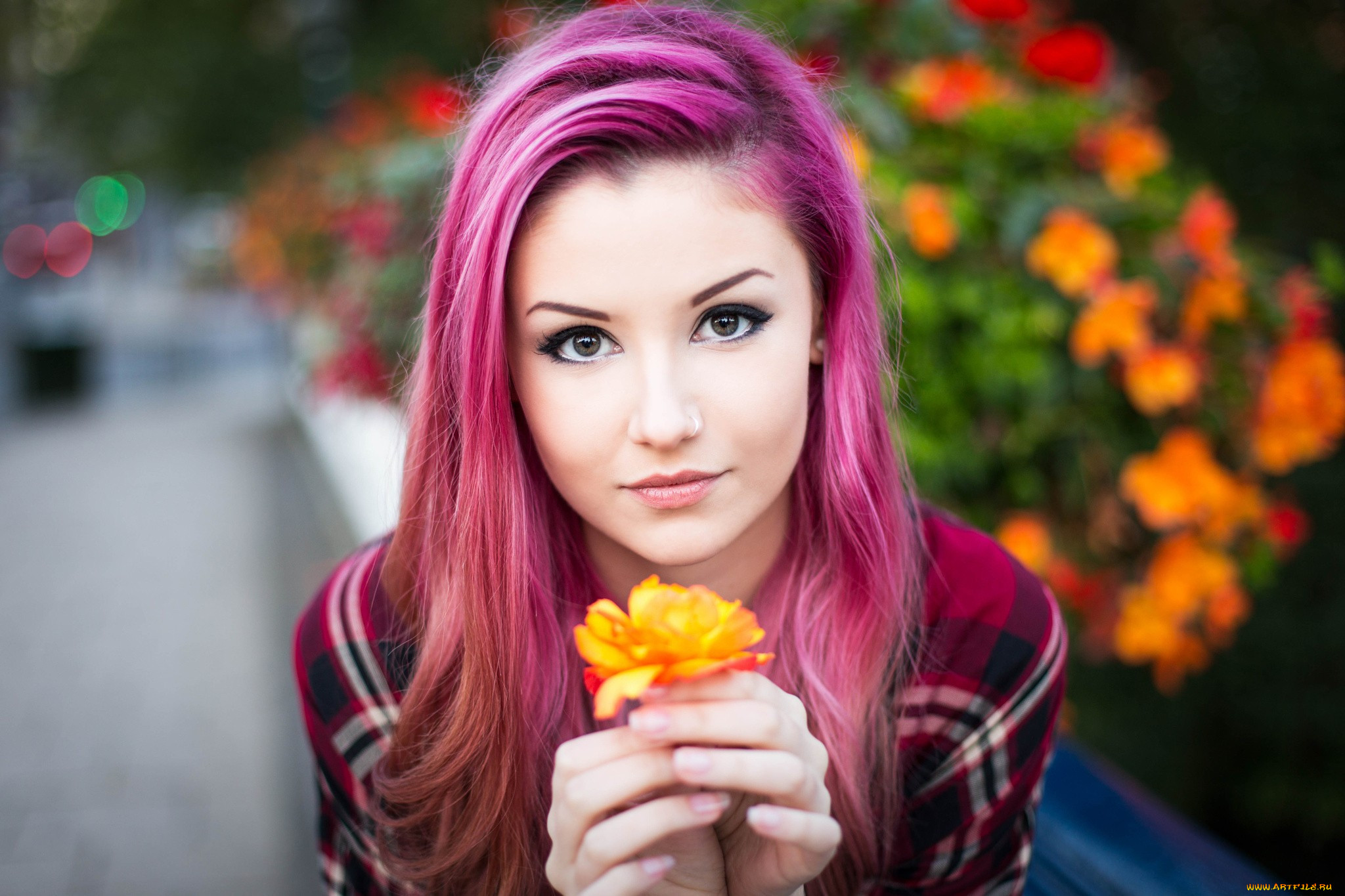 Девушка с яркими волосами